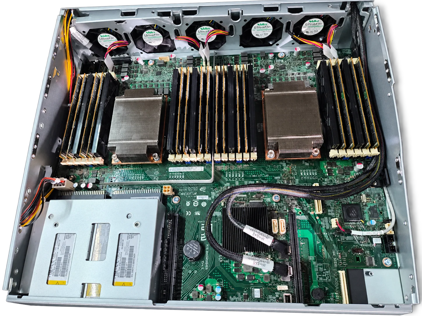Innenansicht des Intel-Servers mit Arbeitsspeicher, Prozessoren und Lüftern